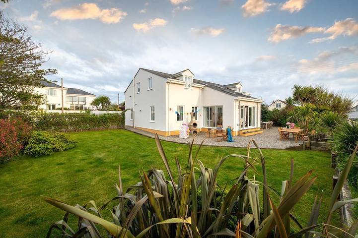 Cottage for 10 people, with garden and terrace, with pets in Rhosneigr