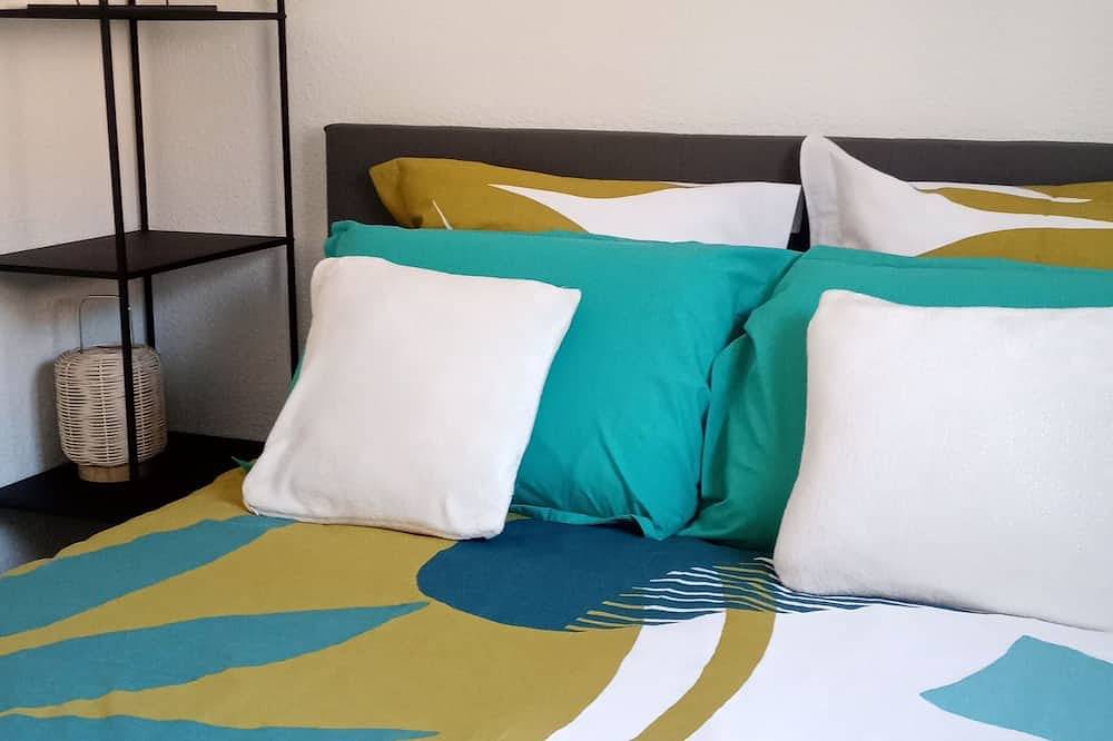 Geheel appartement, Quiet, well-located 1 bed 140 + bed with 2 extra beds. covered digicode parking. in Lourdes, Hautes-Pyreneeën