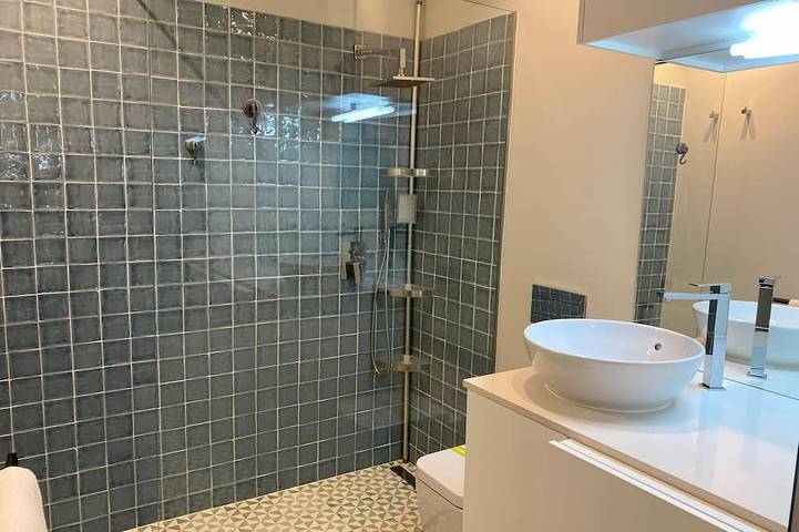 Appartamento intero, Spacious studio with WiFi, a king size bed, and a murphy bed in vibrant Porto in Miragaia (Porto), Distretto di Porto