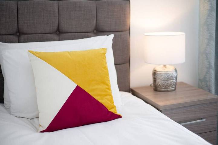 4-Bed Swansea Home with Garden | Sleeps 11 | Ideal for Groups in Swansea, Swansea und Umgebung