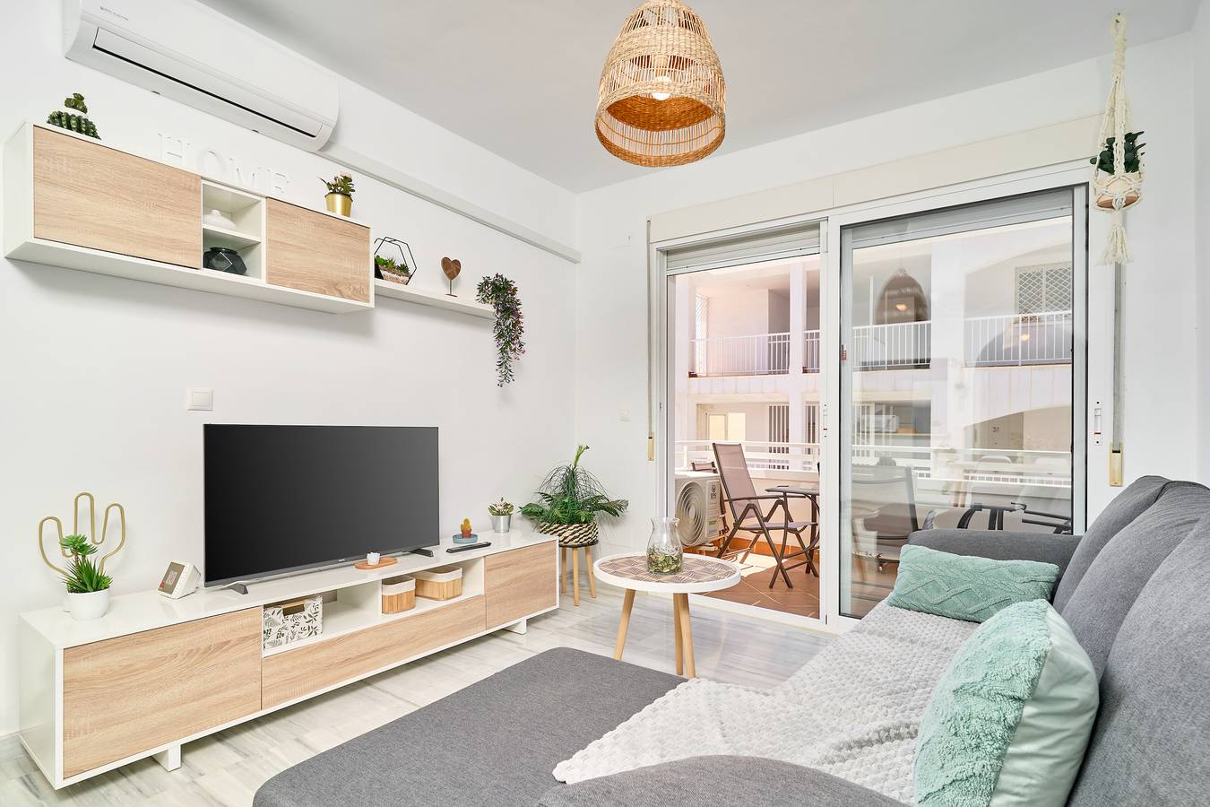 Entire apartment, Apartment 'Apartamento Costa Sol' with Shared Pool, Private Terrace and Air Conditioning in La Guapa, Polopos - La Mamola