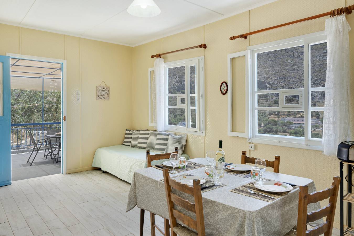 Ganzes Studio, Ferienhaus 'Antonis House' in Strandnähe mit Meerblick, Garten und Wlan in Kalymnos