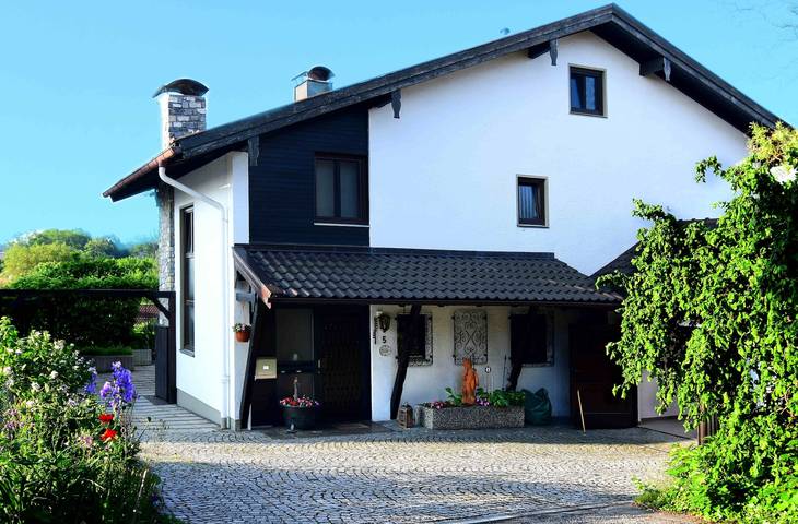 Ganze Ferienwohnung, Haus Mali - Behindertengerechte Ferienwohnung mit Südterrasse in Chieming, Chiemsee