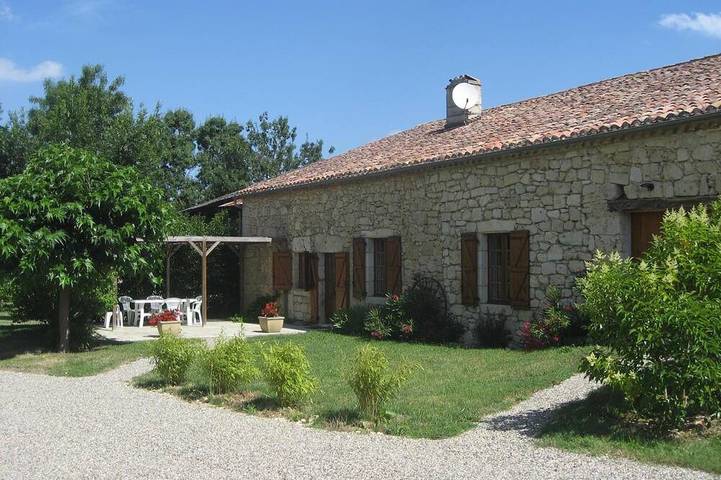 Gîte pour 5 personnes, avec jardin ainsi que terrasse et piscine, animaux acceptés à Plieux