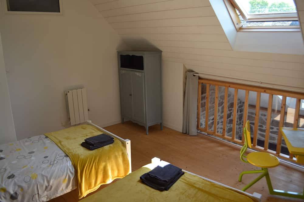 Maison rénovée dans les Monts d'Arrée, classée meublé de tourisme 3 étoiles. in Botmeur, Région de Châteaulin
