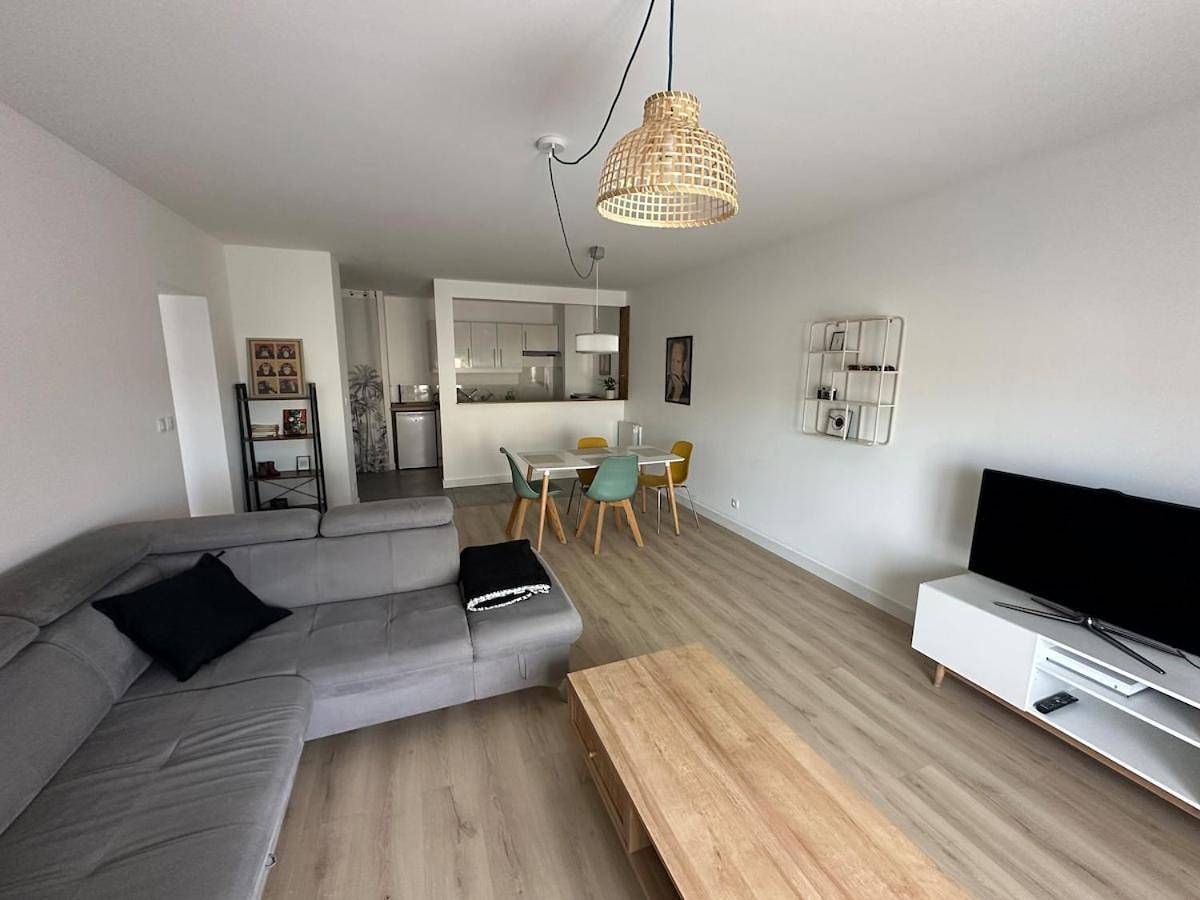 Appartement entier, Grand T2 cosy à deux pas de Bordeaux, Arkea Arena, Netflix, Wifi, Nespresso in Cenon, Région de Bordeaux