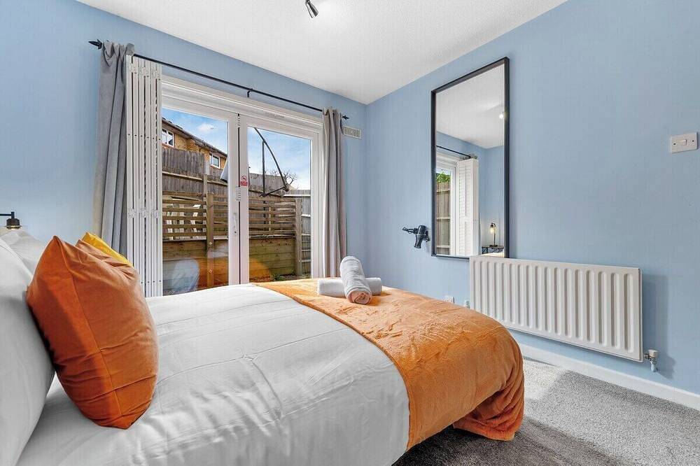1Br • Free Parking • Home Away From Home • Lgw in Crawley, West Sussex