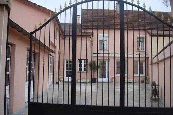 Gîte pour 13 personnes, avec jardin à Baslieux-sous-Châtillon