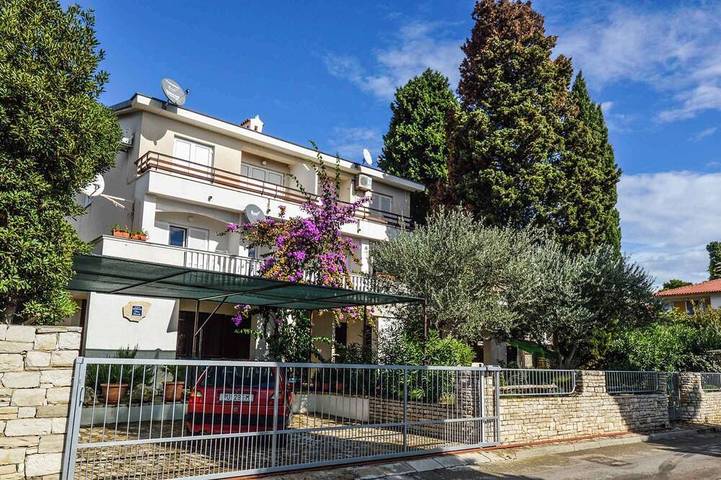 Ferienwohnung für 4 Personen, mit Balkon/Terrasse und Terrasse sowie Garten in Pula-Medulin