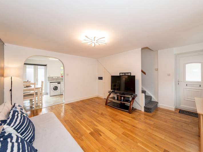 Pass the Keys | Bright House with Smart TV & Home Comforts in Reading, Berkshire