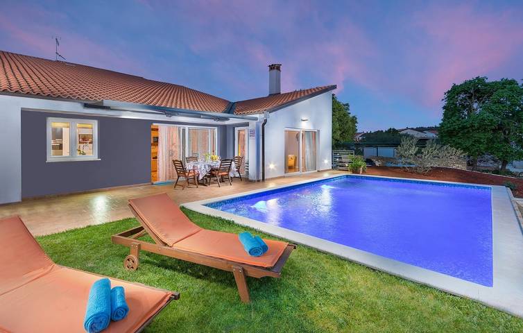Villa für 8 Personen, mit Pool und Garten sowie Balkon in Istrien - 2