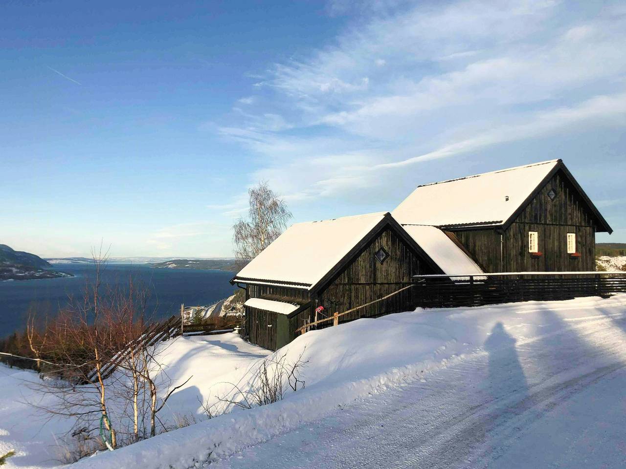 Familieeiendom med innsjøutsikt nær Oslo in Stange