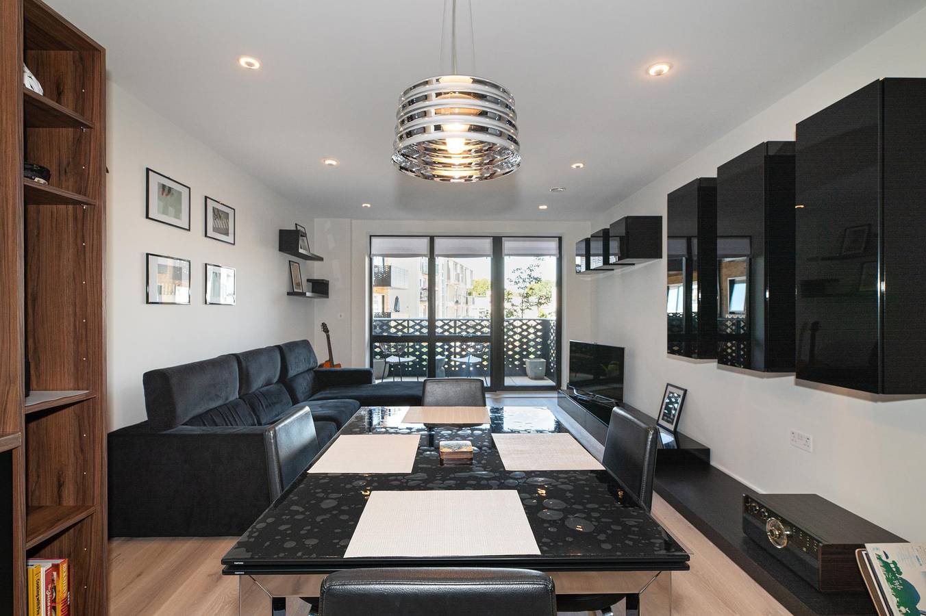 Entire apartment, Bright & Stylish 2-Bed flat with Balcony in Ealing - Pass the Keys in Ealing, London