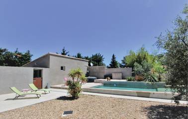 Location de vacances pour 6 personnes, avec terrasse ainsi que jardin et piscine à Avignon