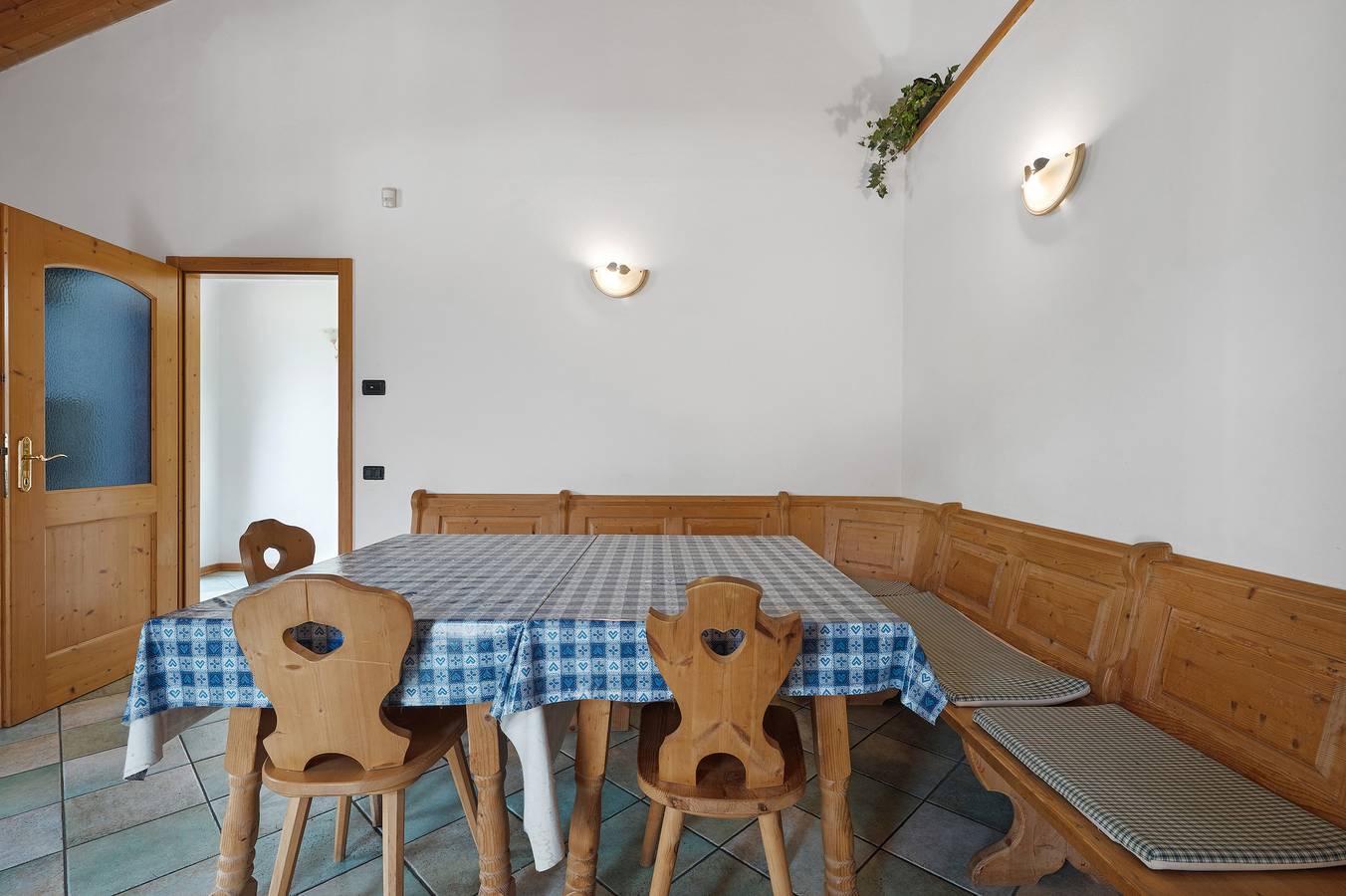 Ganze Wohnung, Ferienwohnung 'Appartamento Red Star' mit Bergblick, Gemeinschaftsgarten und Wi-Fi in Bozzana, Caldes