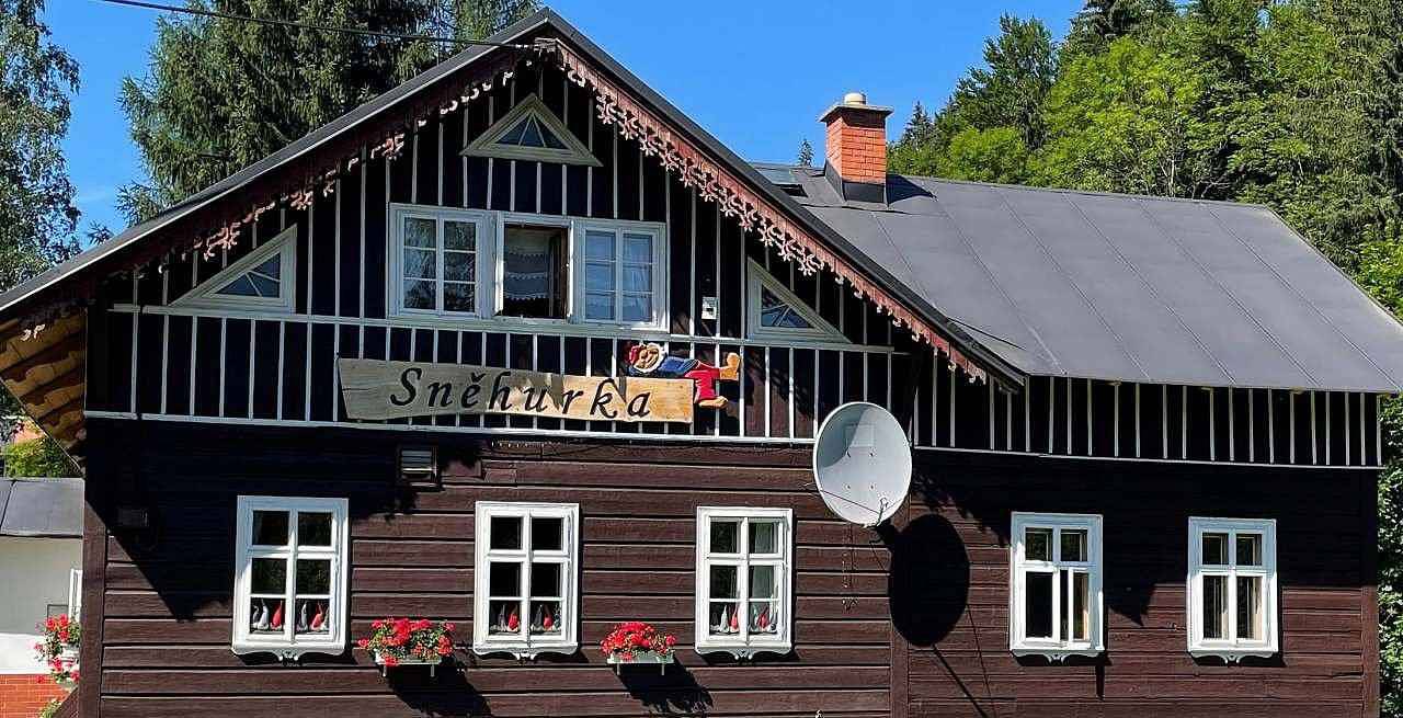 Berghütte mit Bademöglichkeit, Spielplatz und wunderschönem Blick auf die Wälder in Desná, Region Liberec