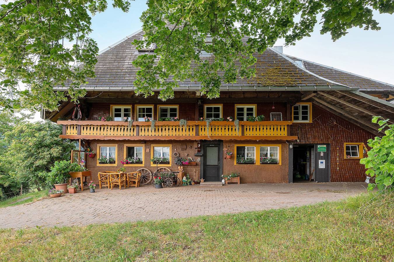 Entire apartment, Apartment 'Reesbauernhof - Fewo Abendrot' with Mountain View, Shared Terrace & Wi-Fi in Hofsgrund, Oberried