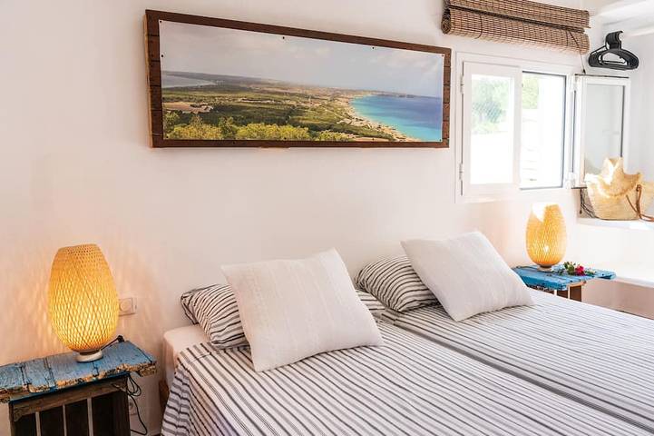 Casa de buen gusto, 2 habitaciones dobles, 2 baños, amplia terraza, jardín con ducha exterior, in Es Pujols, Formentera