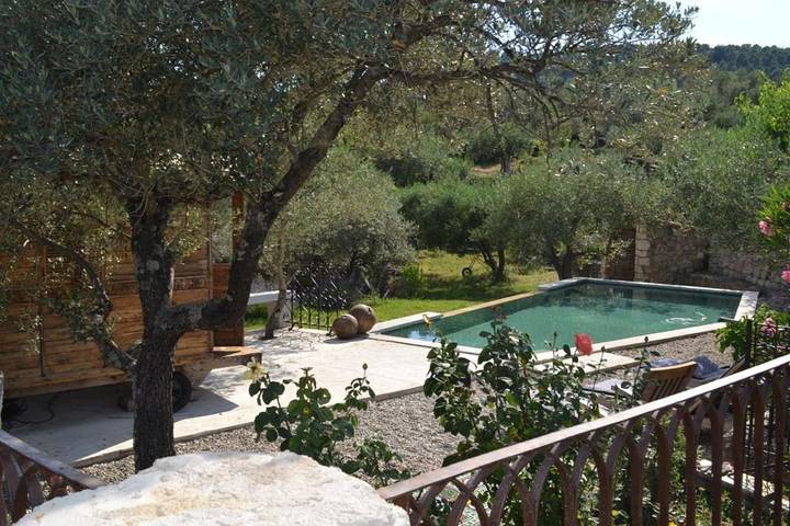 Maison d’hôte pour 3 personnes, avec vue ainsi que jardin et piscine, animaux acceptés à Banne - 3