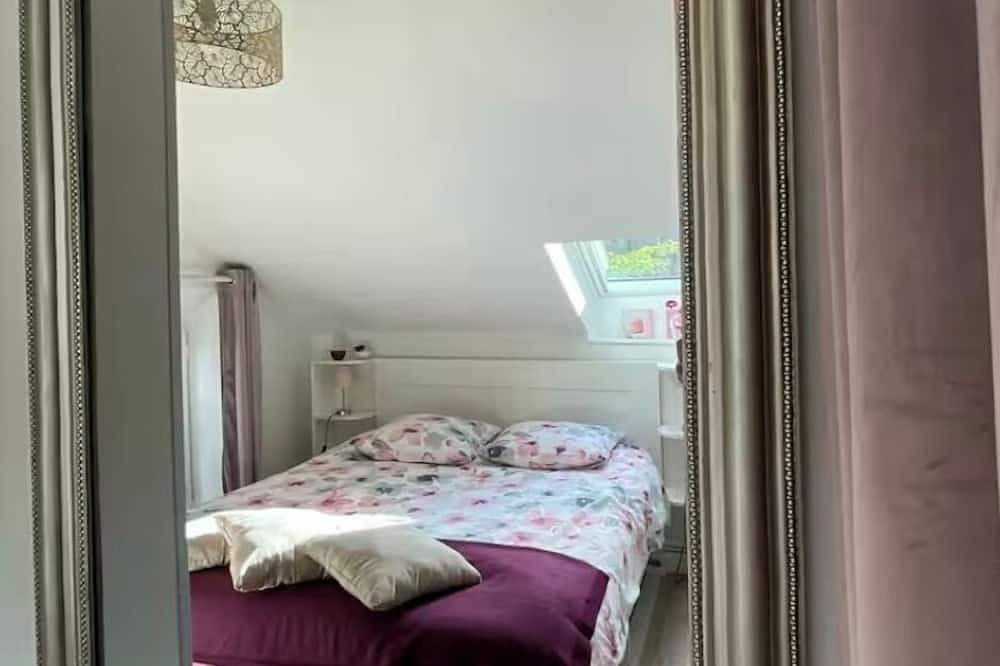 Quiet, small house with terrace, in the center of Bayeux in Bayeux, Bayeux region