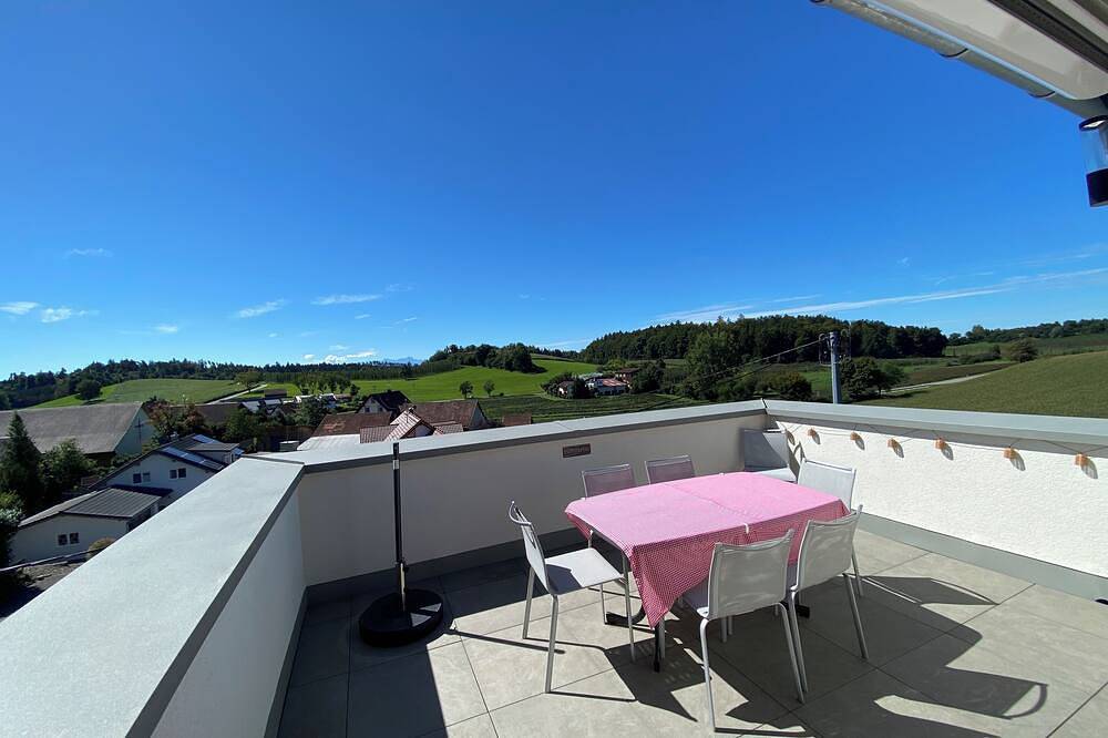 Ganze Wohnung, Frisch renovierte Ferienwohnung Hopfenblick 100qm 6 Personen Dachterasse in Tettnang, Region Bodensee-Oberschwaben