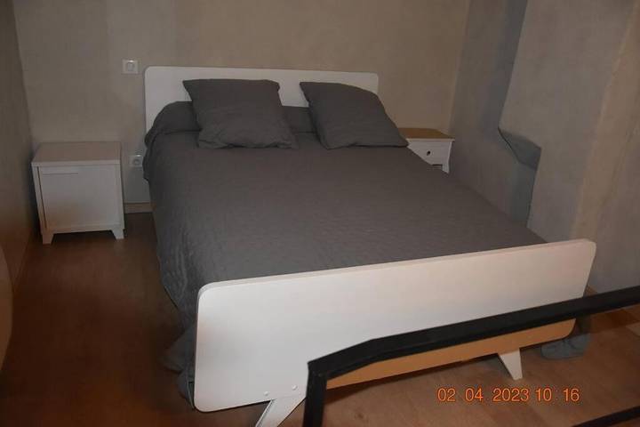 Location de vacances pour 2 personnes, avec terrasse ainsi que vue et jardin à Sablières - 3