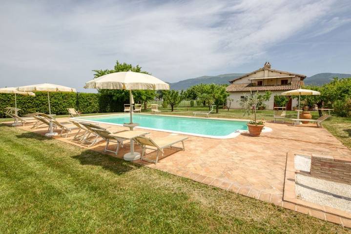Casa vacanza per 25 persone, con giardino e piscina in Spello