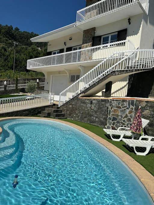 Location de vacances pour 10 personnes, avec vue ainsi que balcon et piscine dans Mesão Frio
