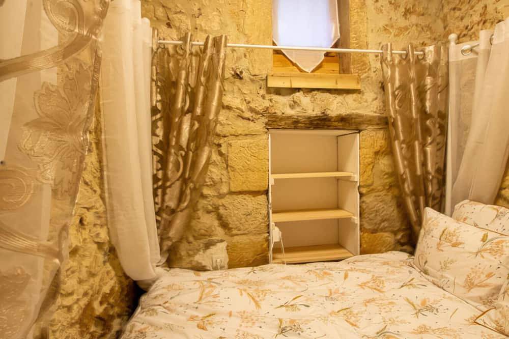 Romantic Bijou Gite filled with character and charm with shared pool in Larzac, Périgord Noir