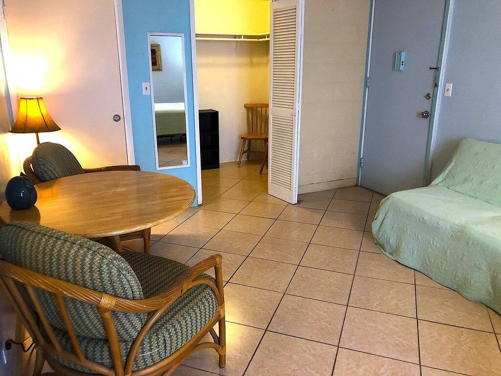 Ganze Wohnung, ~Waikiki~ Lowest Rates In Area ~ Studio ~ Fully Furn ~ Blocks to Beach ~ in Waikiki Beach, Honolulu