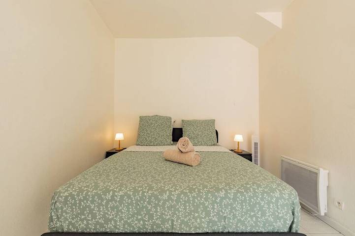 Entire apartment, Studio 3 in Downtown—Air-Conditioned, Wi-Fi, Canal+ in Bédarieux, Béziers region