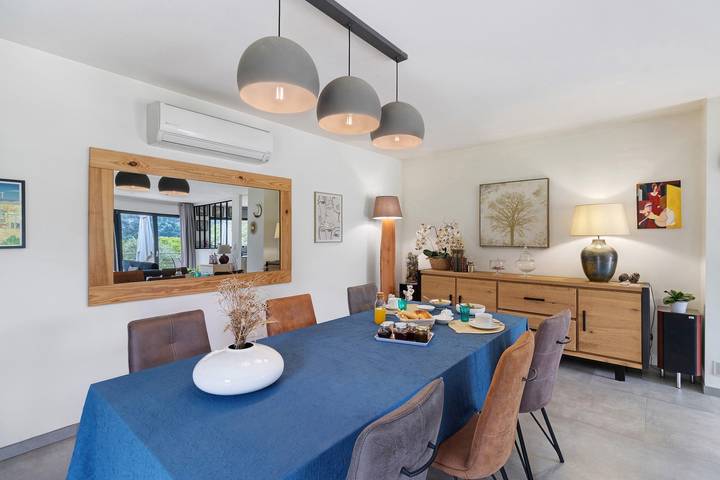 “Au Cerf Blanc Suite Parentale” Guest Room with Mountain View, Wi-Fi and Air Conditioning in Les Eyzies, Périgord Noir