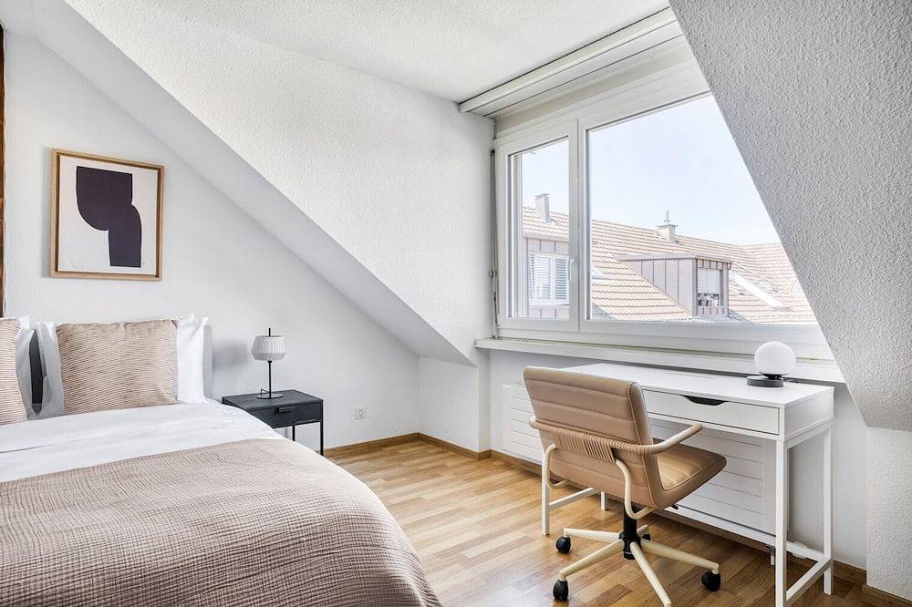 Entire apartment, Sunny Wiedikon 2.5 Room w/ Storage, 1 min to Market, by Blueground in Zurich, Zurich district