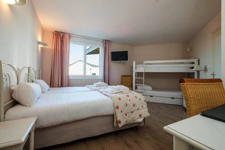 Hôtel pour 4 personnes, avec jardin et piscine à Saulges - 3