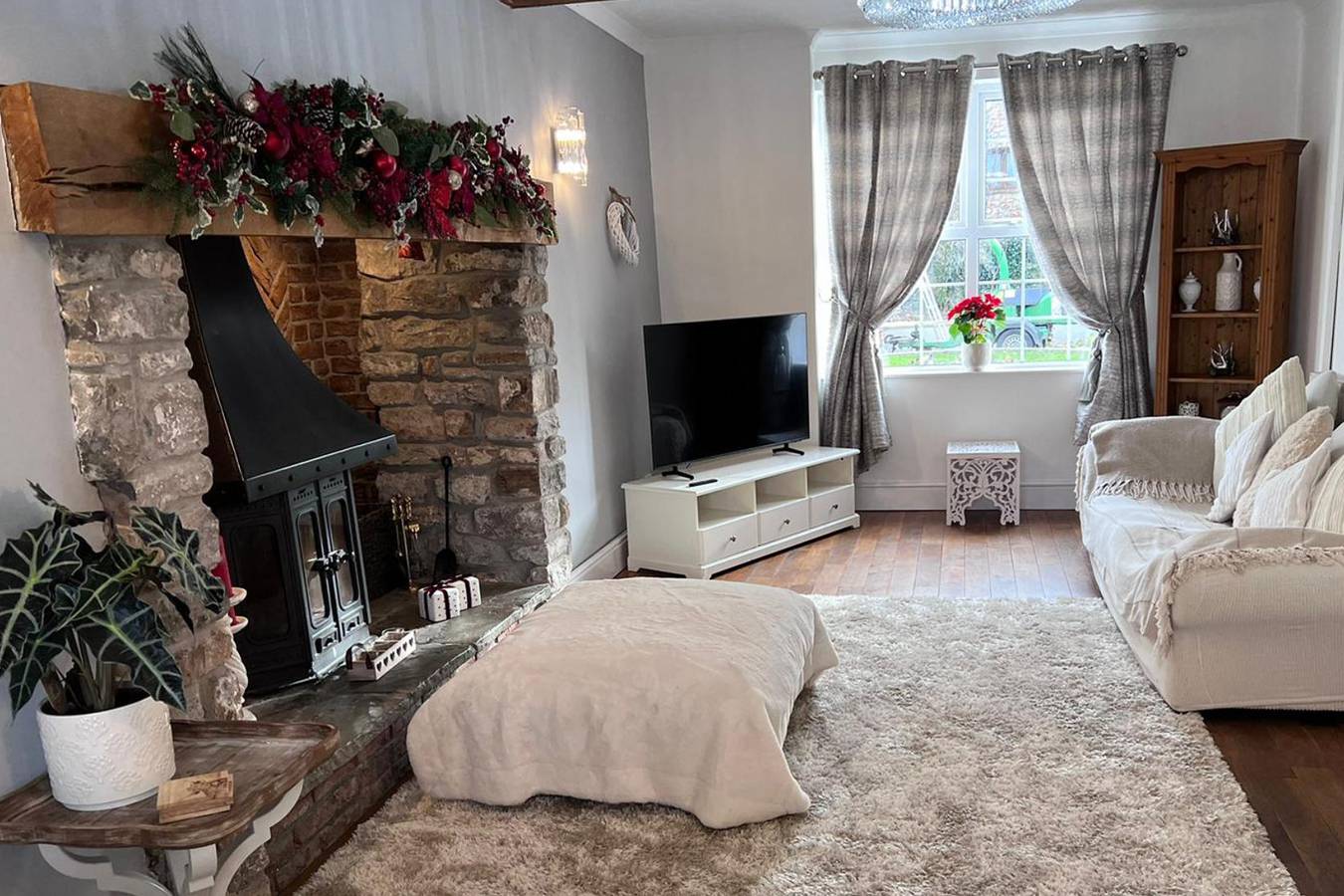 Build your memories, hot tub, garden, sleeps 14 in Porthcawl, Bridgend region