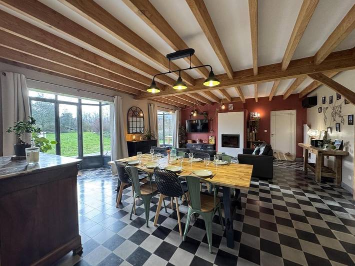 Location de vacances pour 10 personnes, avec jardin et piscine à La Bazoge