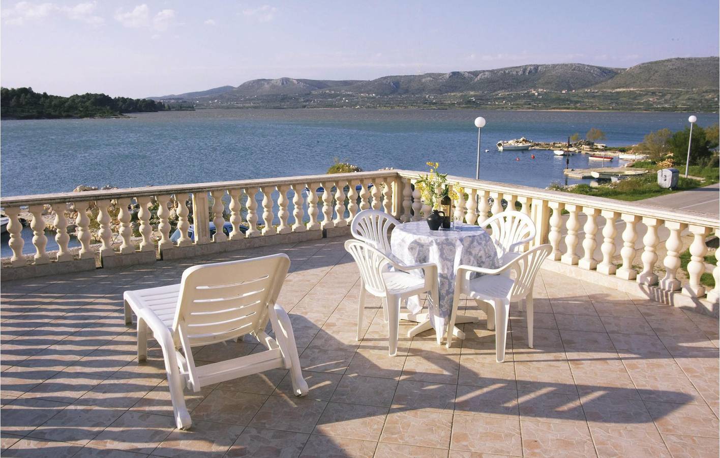 Ganze Ferienwohnung, Modernes Apartment mit Terrasse und Parkplatz, 700 m von der Küste in Zaboric entfernt in Zaboric, Šibenik-Knin