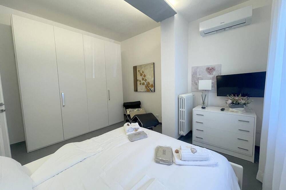 Entire apartment, Apartment 'Villa Atusca' with Private Garden, Wi-Fi and Air Conditioning in Castiglioncello, Etruscan Coast