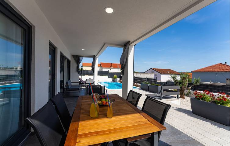 Modernes Apartment mit Pool, Terrasse und nur 300 m vom Strand entfernt! in Novigradsko More, Zadar