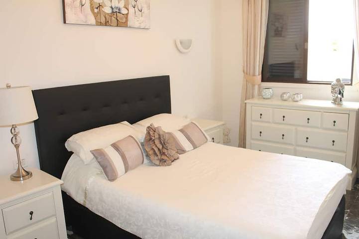 Appartement entier, Superbe appartement avec vue imprenable sur la mer et la falaise, 2 terrasses et wifi gratuit. in Playa de los Guíos, Santiago del Teide