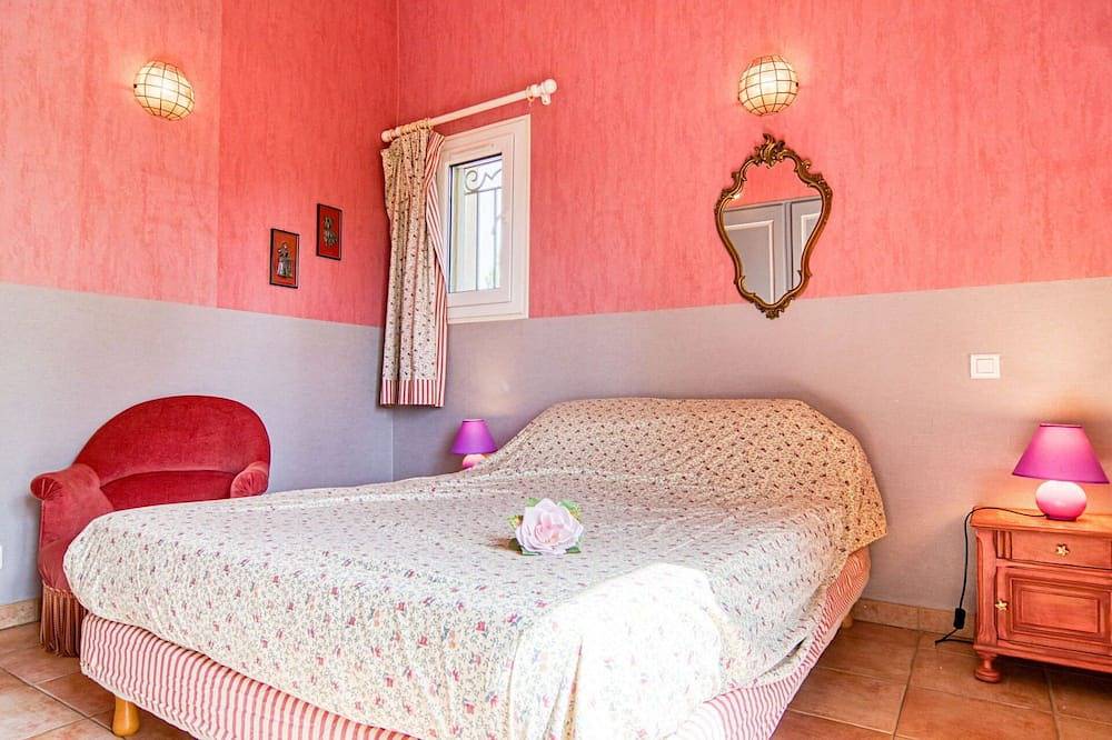 Beautiful private villa for 8 people with Wifi, private pool, Tv, patio and pets allowed in Carcès, Brignoles region