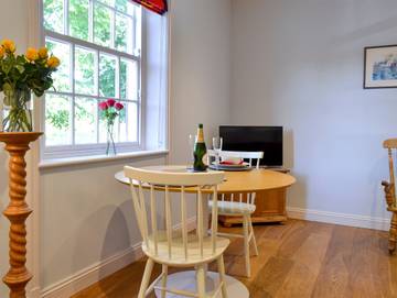 Log Cabin for 2 People in York, Yorkshire, Photo 4