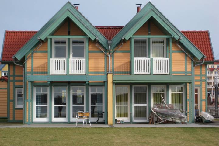Bungalow für 4 Personen, mit Balkon/Terrasse und Balkon sowie Terrasse und Pool