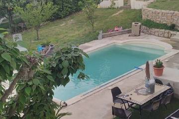 Location de vacances pour 7 personnes, avec piscine ainsi que jardin et balcon à Villeveyrac