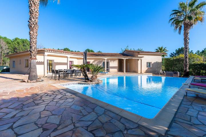 Villa pour 15 personnes, avec jardin et piscine, animaux acceptés à Sari-Solenzara