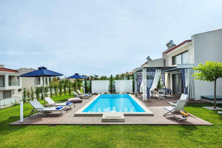 Location de vacances pour 6 personnes, avec Vue sur l’océan et Balcon ainsi que Terrasse et Jardin dans Pefkochori