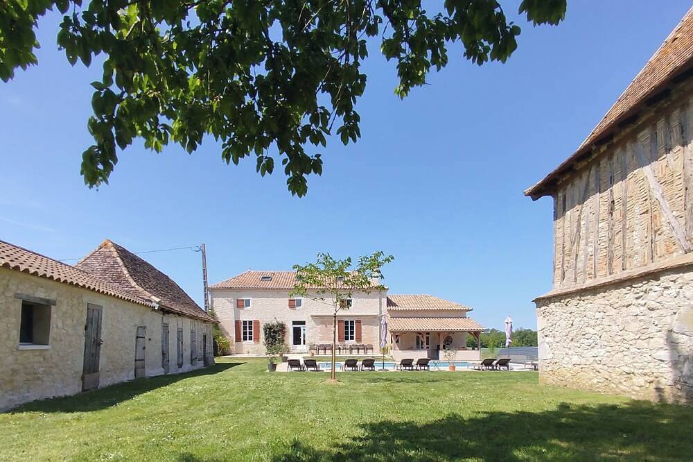Grand gîte rénové et climatisé en pleine campagne avec piscine chauffée 6 ch 15p in Castillonnès, Région de Villeneuve-sur-Lot