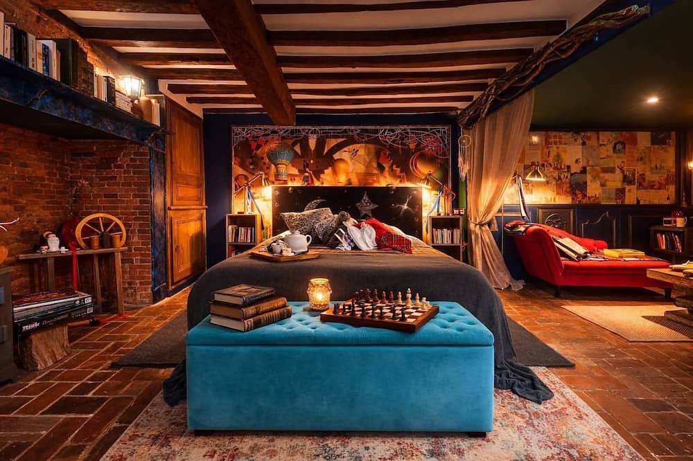 La Suite Légendes pour 2 personnes Suite romantique et insolite avec vue jardin in Muidorge, Oise