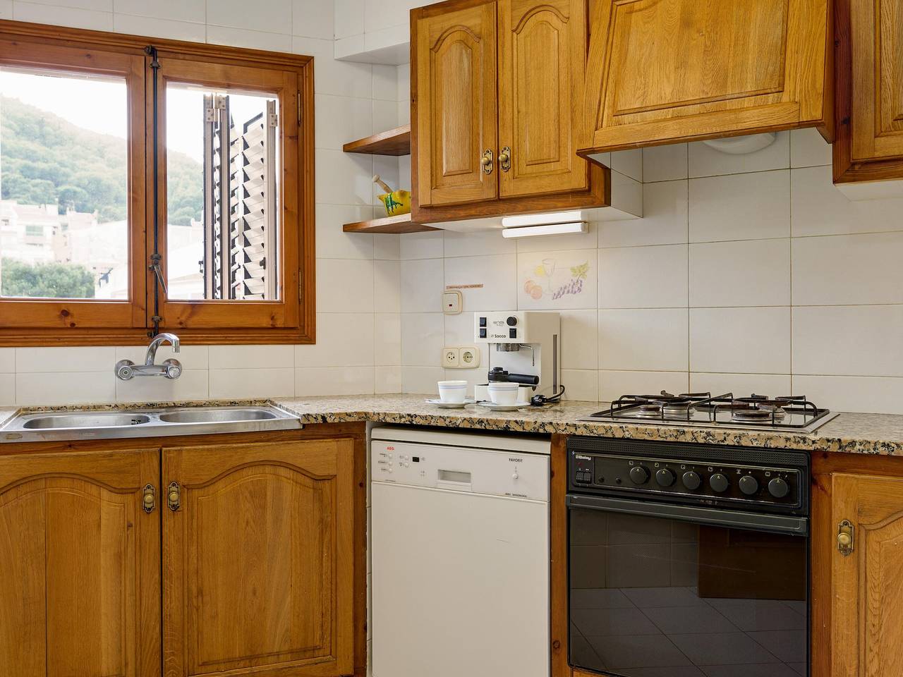 Entire apartment, Sunny Seafront Apartment - 6 guests, Wifi in Platja de Tamariu (Palafrugell), Tamariu