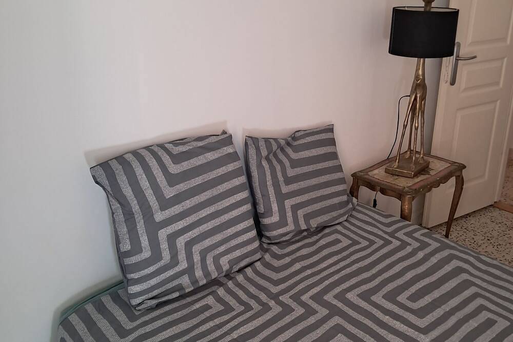 Ganze Wohnung, Apartment-Ensuite mit Bad-Strassenblick in Bastia, Cap Corse